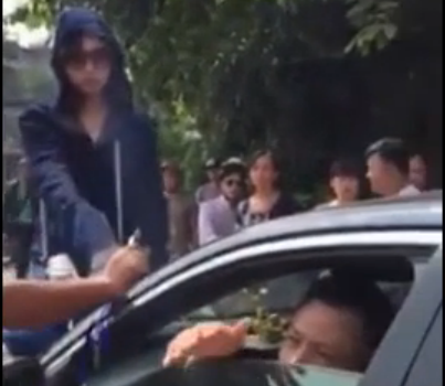 Treo len nap capo danh ghen giua pho hinh anh