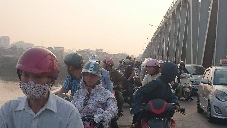 Giai cuu nguoi dan ong bo xe nhay cau Chuong Duong hinh anh