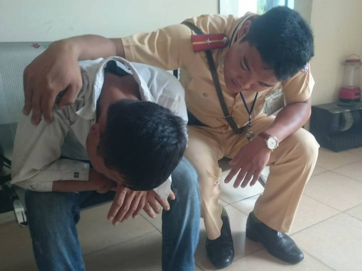 Bi ep di an xin, 9X nhay cau tu tu hinh anh