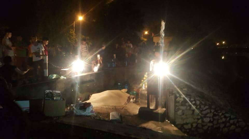 Thi the be trai buoc vao nguoi phu nu duoi cong hinh anh