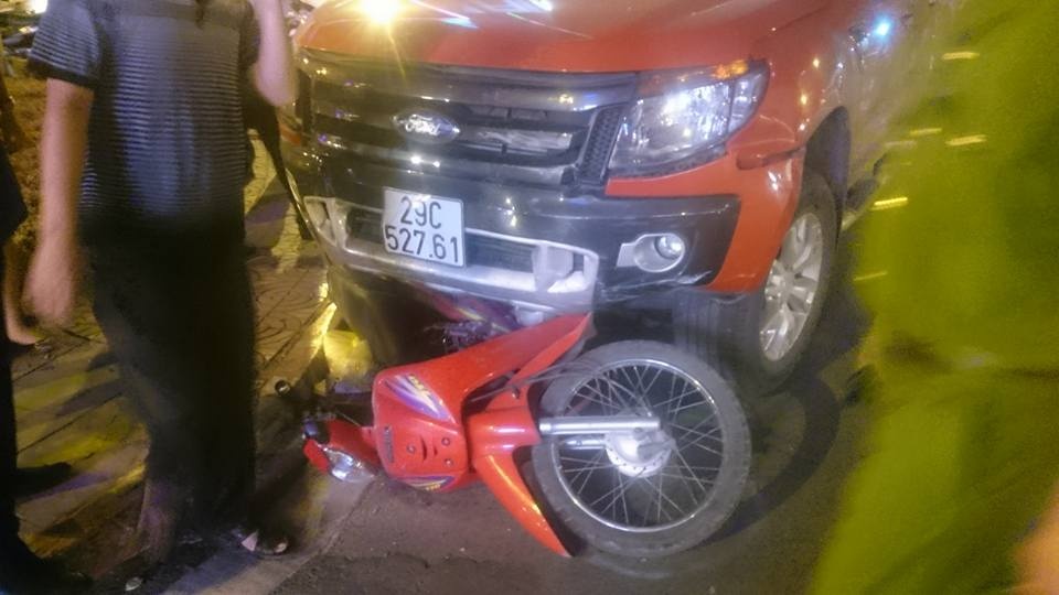 Ford Ranger dam hang loat oto, xe may cho den do hinh anh