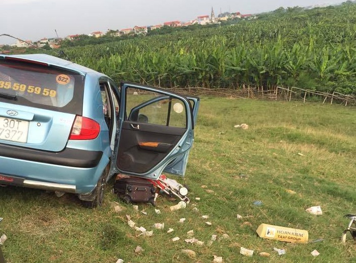 Hai cửa bên phải xế hộp bật bung, vali và nhiều đồ vật bị văng ra ngoài. Ảnh: Trần Lâm.