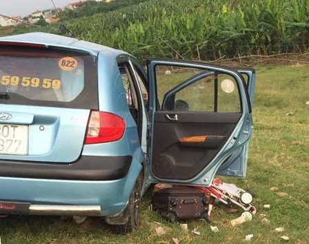 Xe tai tong taxi, hai me con vang ra ngoai hinh anh