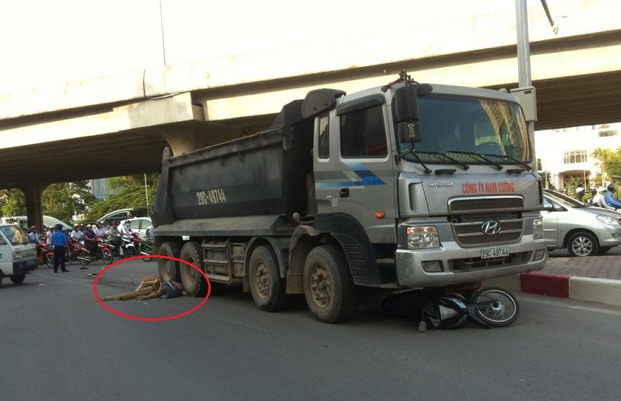 Thi the nam thanh nien mac ket duoi banh xe tai hinh anh