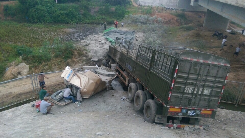 Thi the tai xe mac ket trong cabin nhieu gio trong dem hinh anh