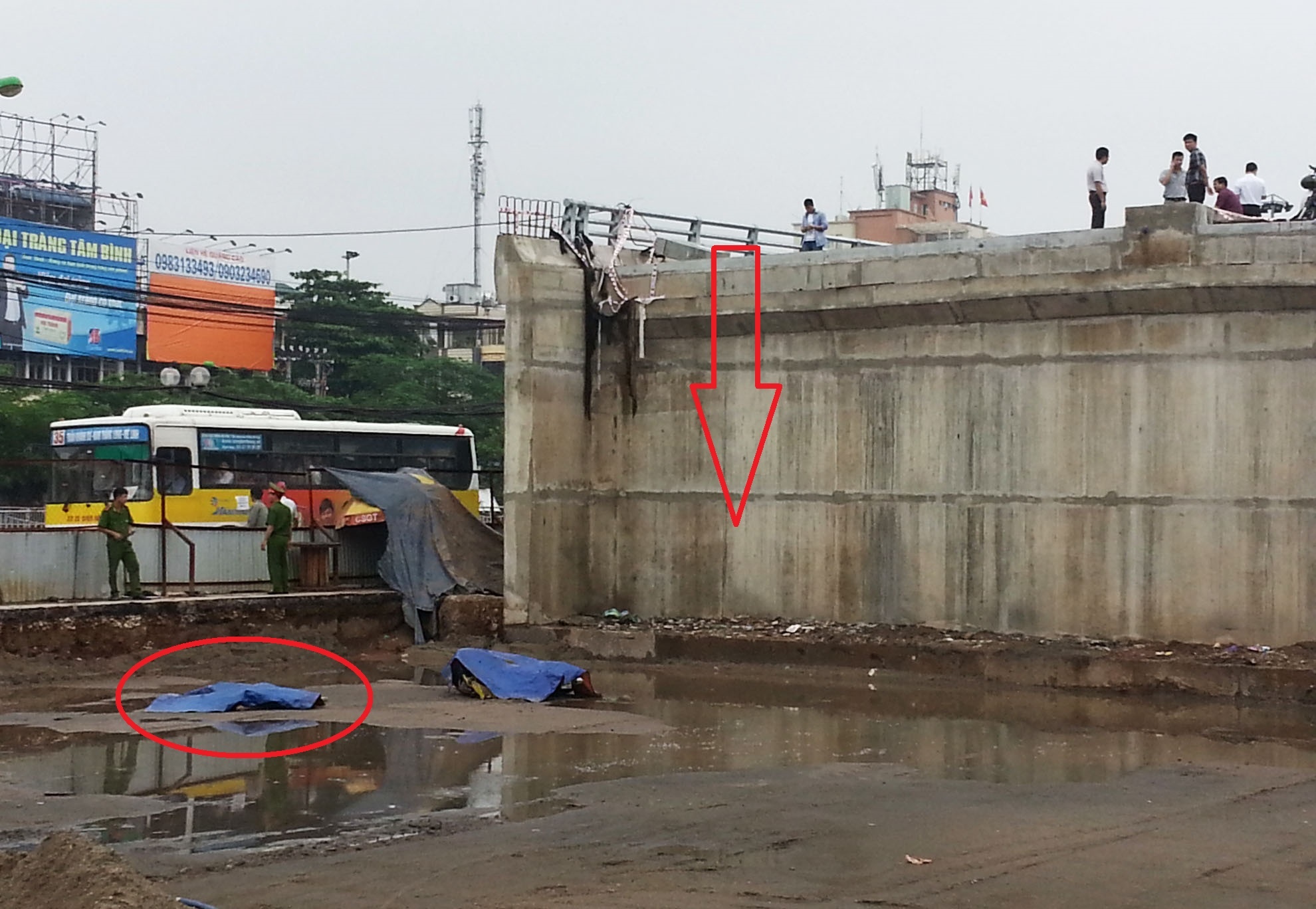 Thanh nien roi tu do cao 5 met do cau thieu canh bao hinh anh