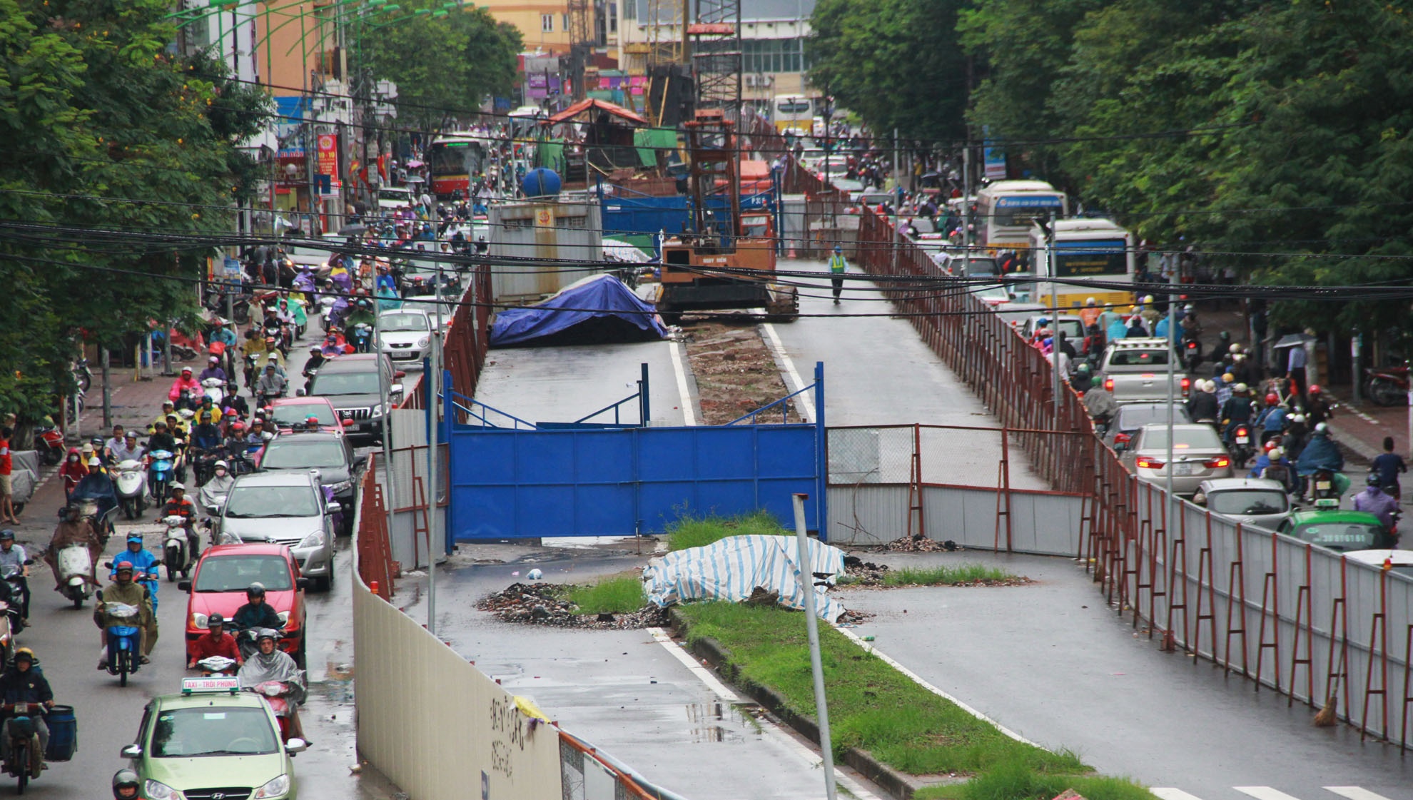 Giao thong un tac khi lo cot bo khong hinh anh