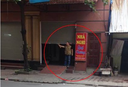 Cam riu chem canh sat truoc nha nghi hinh anh