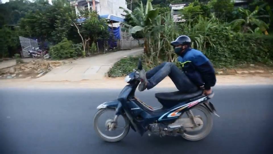 Lai xe bang chan tren quoc lo hinh anh