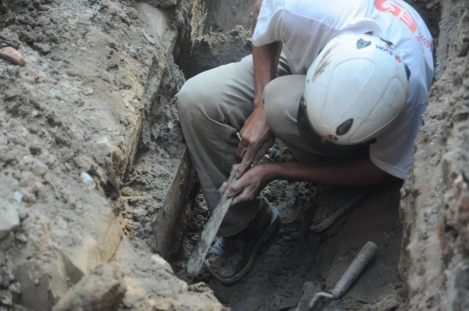 Hon 10 bo hai cot gan cong truong dai hoc hinh anh