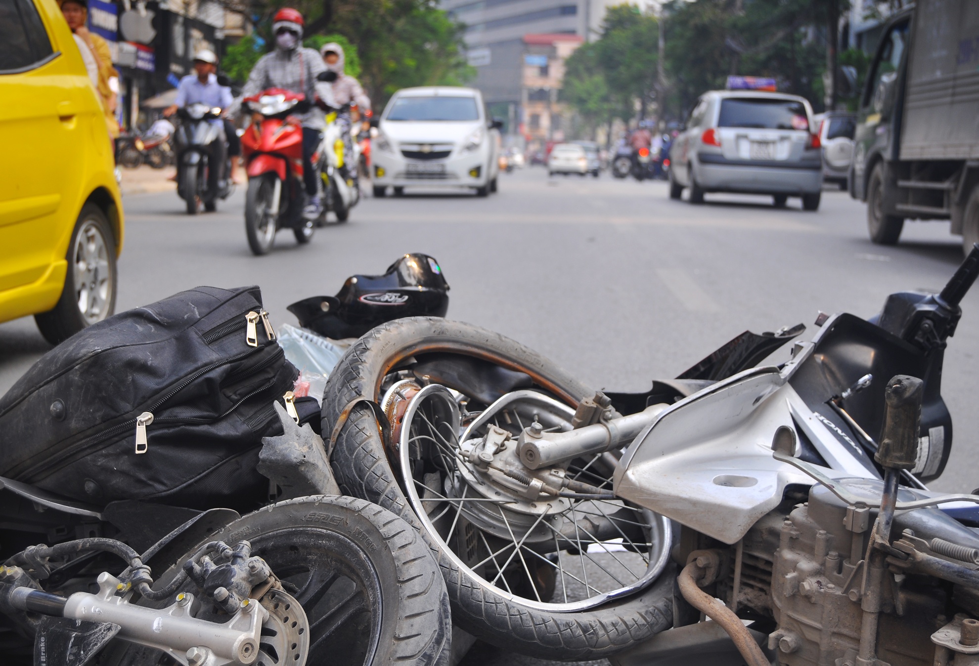 Di mua com, thanh nien tong xe may nhap vien hinh anh