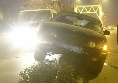 BMW bien xanh leo dai phan cach cau Chuong Duong hinh anh