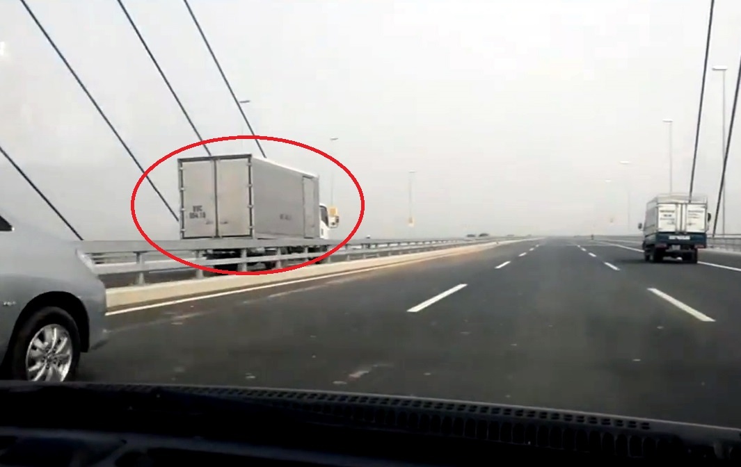 Truy tim xe tai chay nguoc chieu tren cau Nhat Tan hinh anh