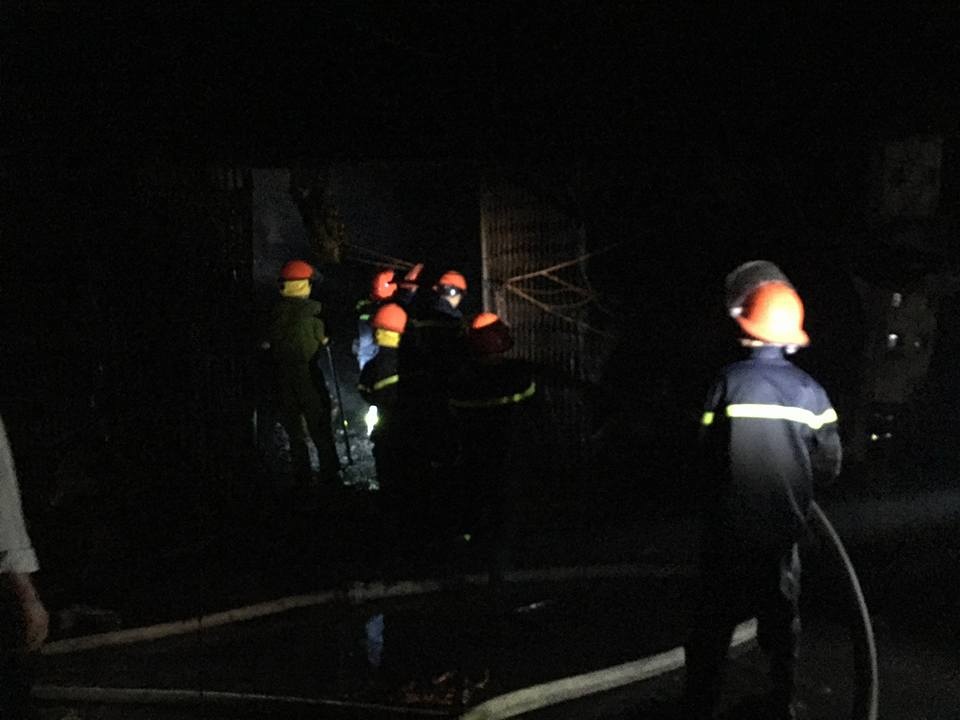 Chay cho trong dem, hon 10 gian hang bi thieu rui hinh anh