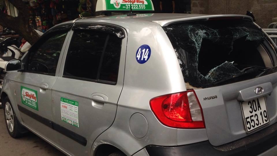 Dan dap vo kinh doi danh tai xe taxi gay tai nan hinh anh