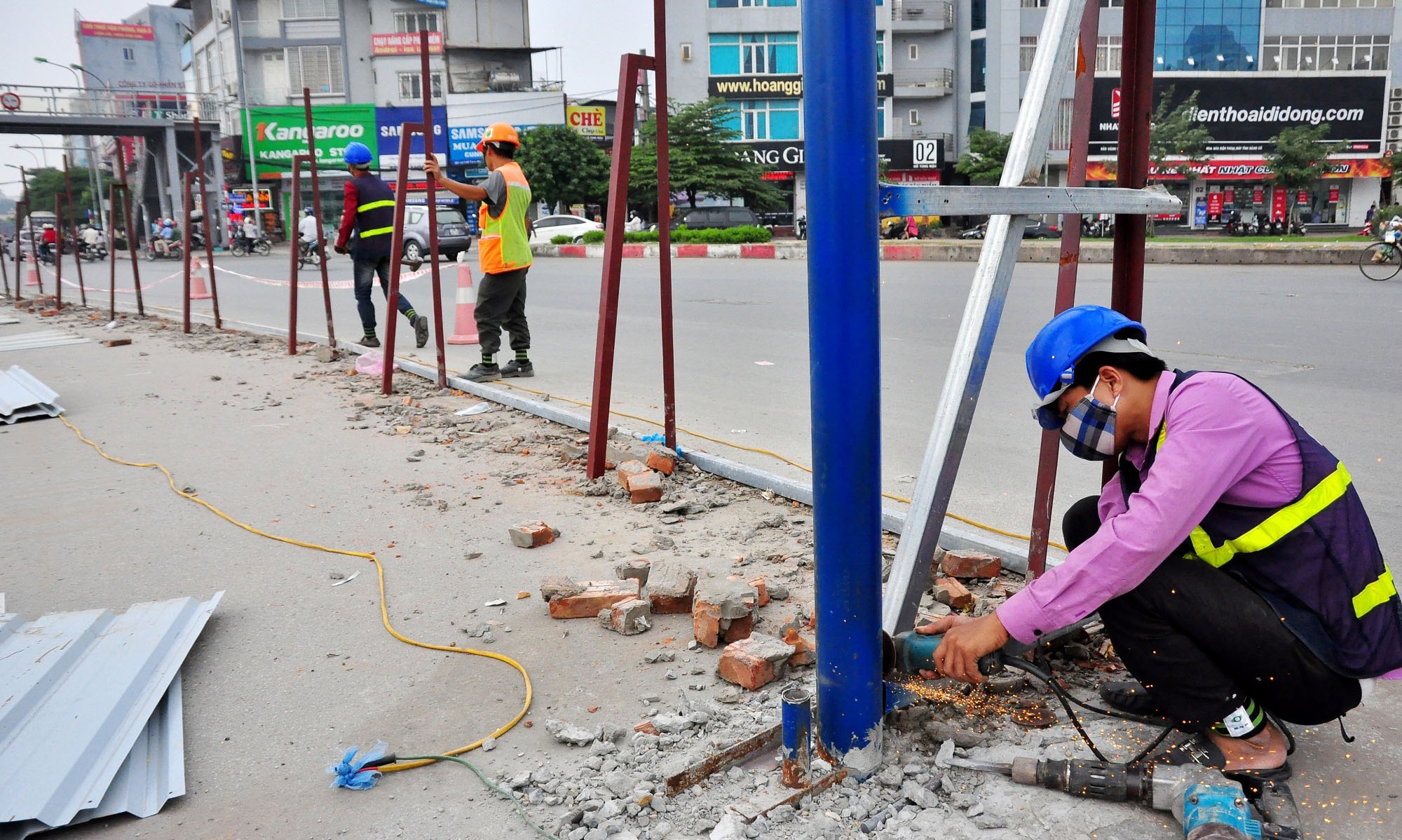 Ha Noi thao do lo cot bo hoang gay un tac hinh anh