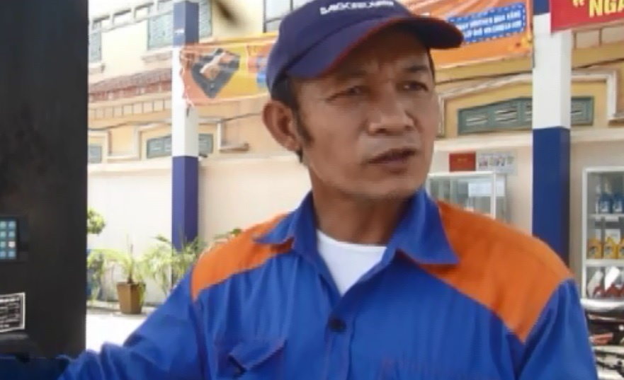 Nhan vien cay xang phu nhan viec ban hang gian lan hinh anh