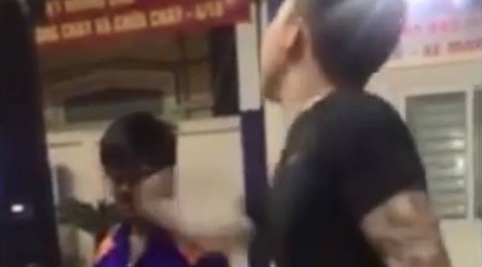 Tai xe oto tat nhan vien ban xang vi nghi gian lan hinh anh