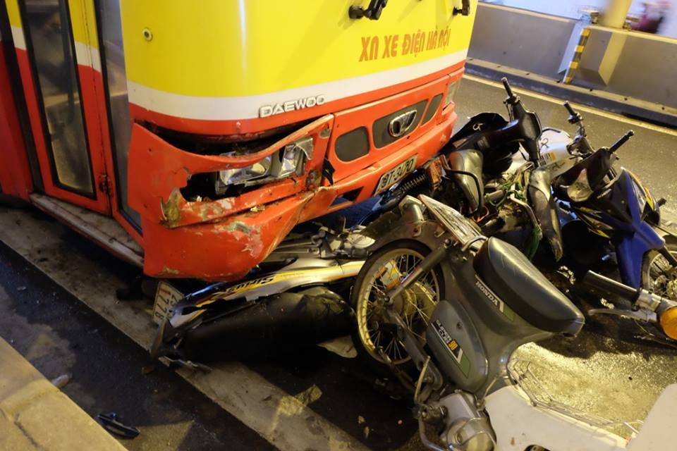 Oto buyt tong hang loat xe may tru mua duoi ham Kim Lien hinh anh