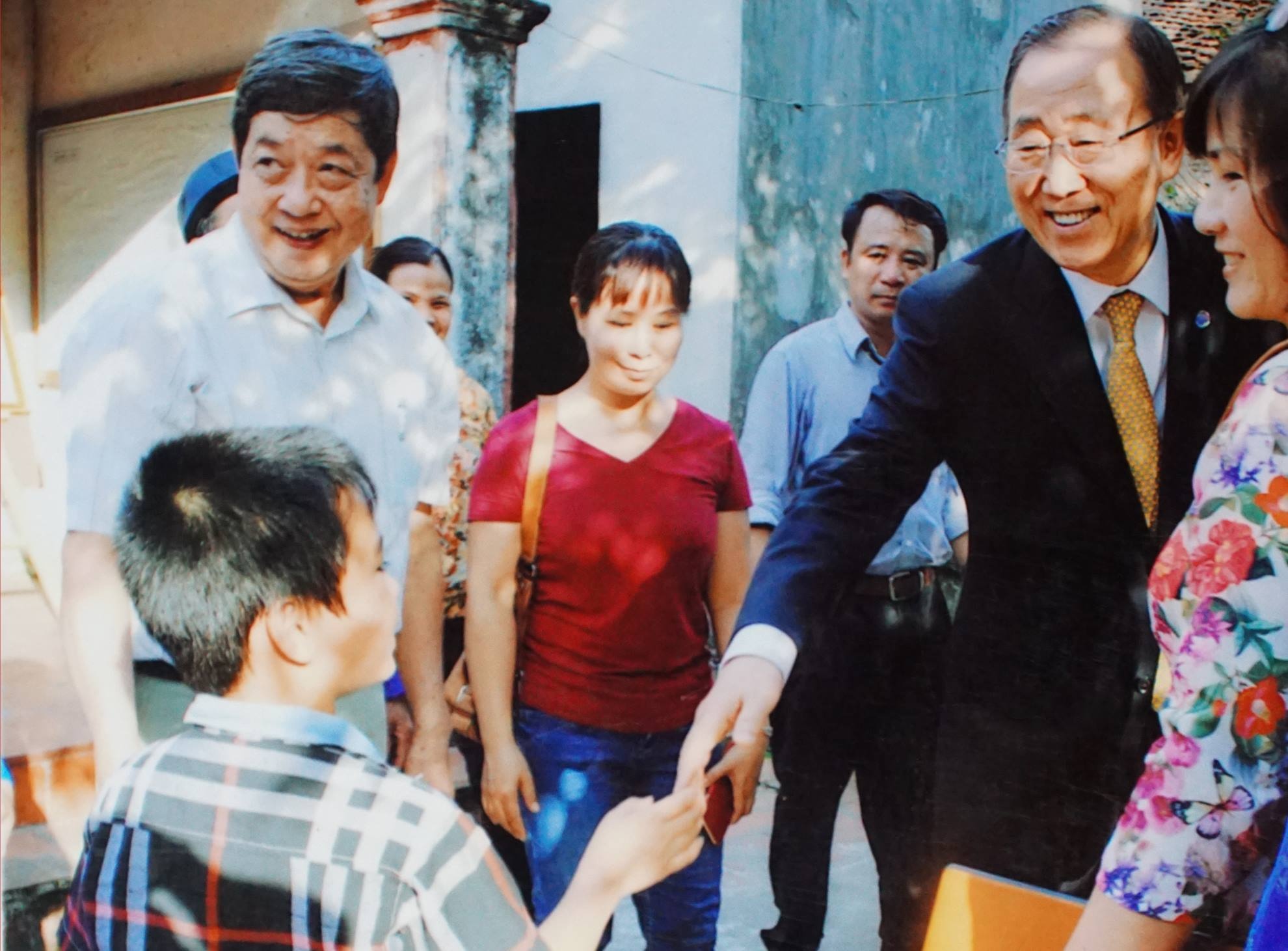 Trước khi ra về, đại diện dòng họ tặng vị Tổng thư ký LHQ ba cuốn Lịch triều hiến chương loại chí. Ông Ban tươi cười bắt tay từng thành viên dòng họ trước khi ra xe về.