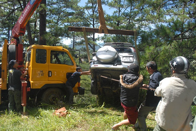 Lai xe lao xuong vuc sau, su tru tri thoat chet hy huu hinh anh