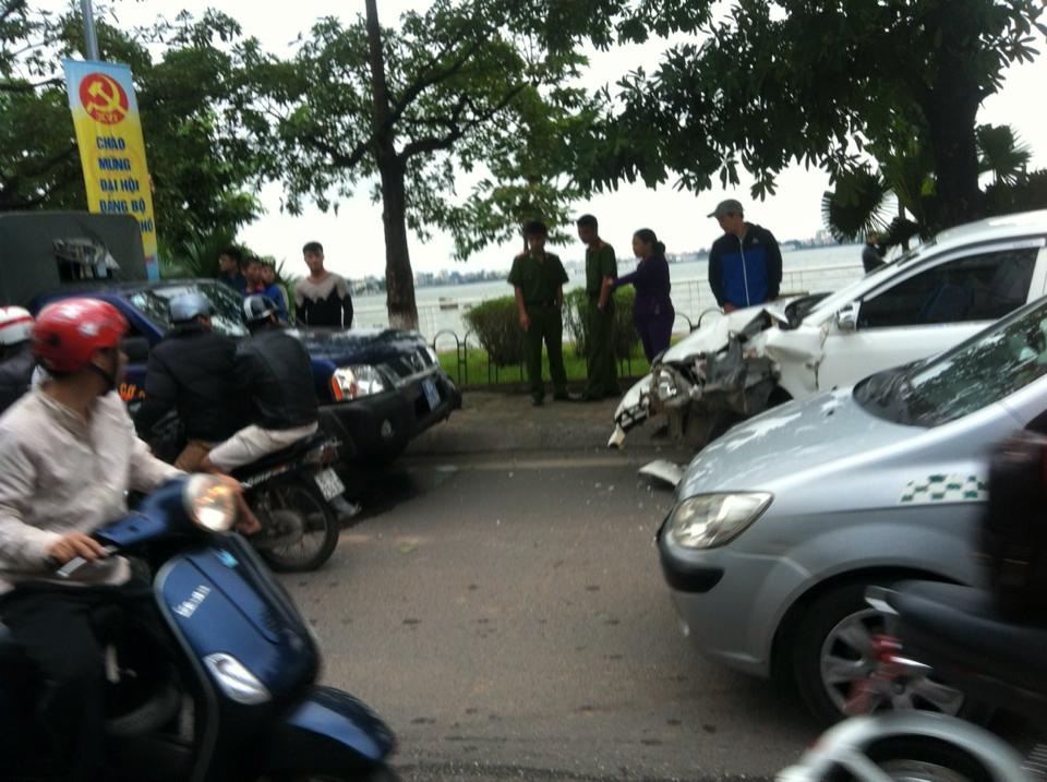 Lai xe bien xanh gay tai nan ven ho Tay hinh anh