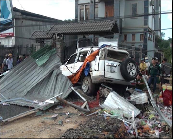 Ba nguoi tu vong, 4 bi thuong sau vu tai nan tren quoc lo hinh anh