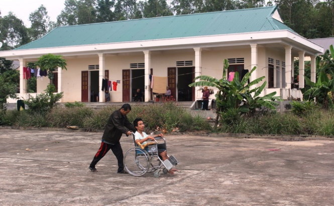 Dinh chi giam doc Trung tam Bao tro xa hoi Nghe An hinh anh