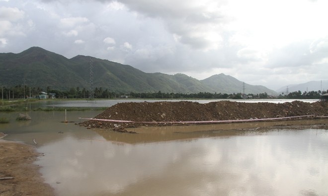 3 hoc sinh duoi nuoc trong cong trinh khong bien bao hinh anh