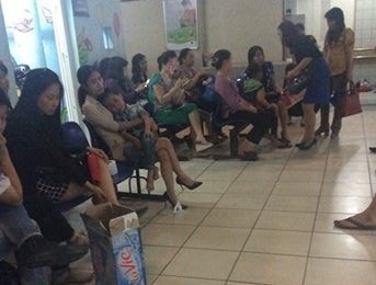 Hon 50 hoc sinh bi ong dot nhap vien hinh anh