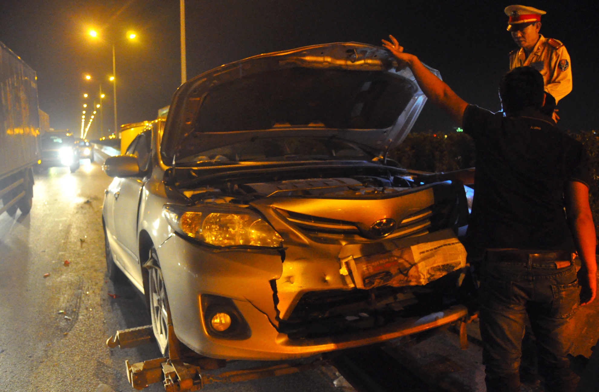 4 oto tong lien hoan tren cau Thanh Tri hinh anh