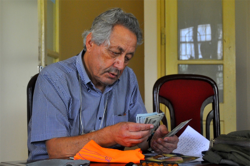 Tai xe taxi tra 7.000 USD cho khach nuoc ngoai hinh anh