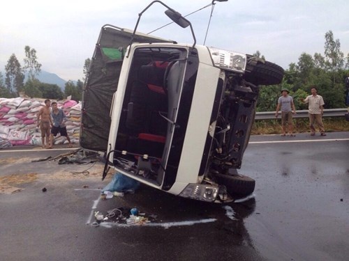 Taxi vuot phai 'ep' xe tai lat ngang tren cao toc hinh anh