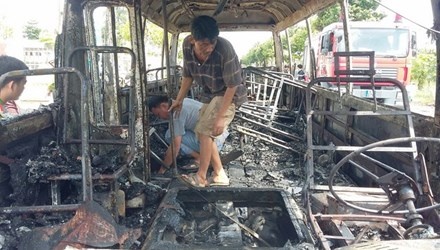 Chay rui xe buyt giua trua hinh anh