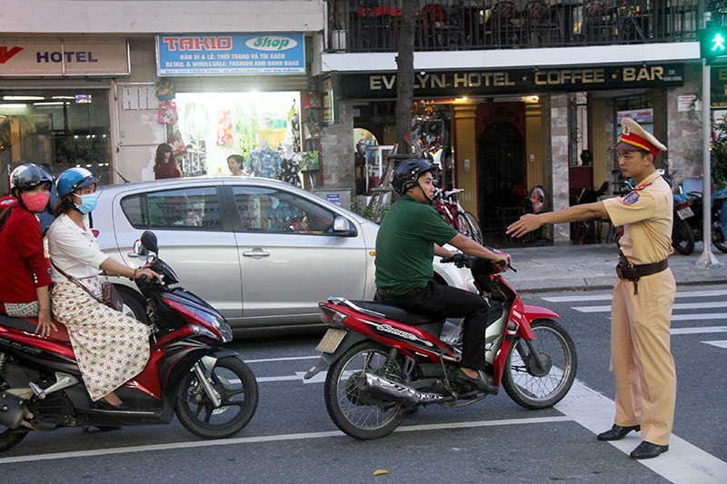 Sau chi dao cua bi thu, CSGT Da Nang tong luc ra duong hinh anh