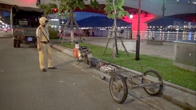 Lực lượng tuần tra của CSGT Đà Nẵng lập biên bản trường hợp xe thô sơ kéo chở cồng kềnh trên đường Bạch Đằng.