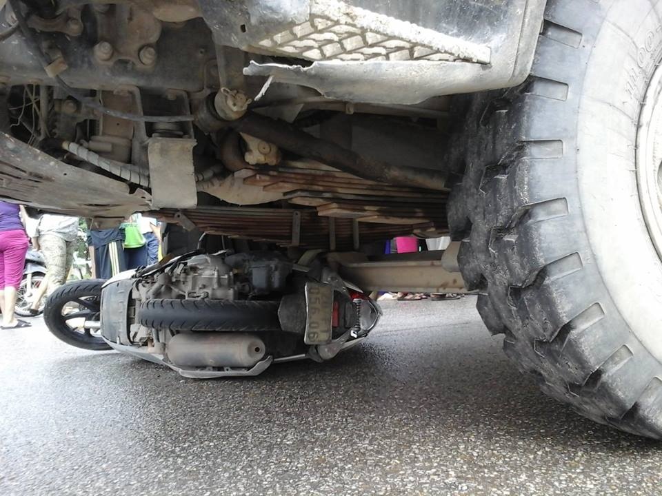 Xe tai keo le nu cong nhan 5 m tren duong hinh anh