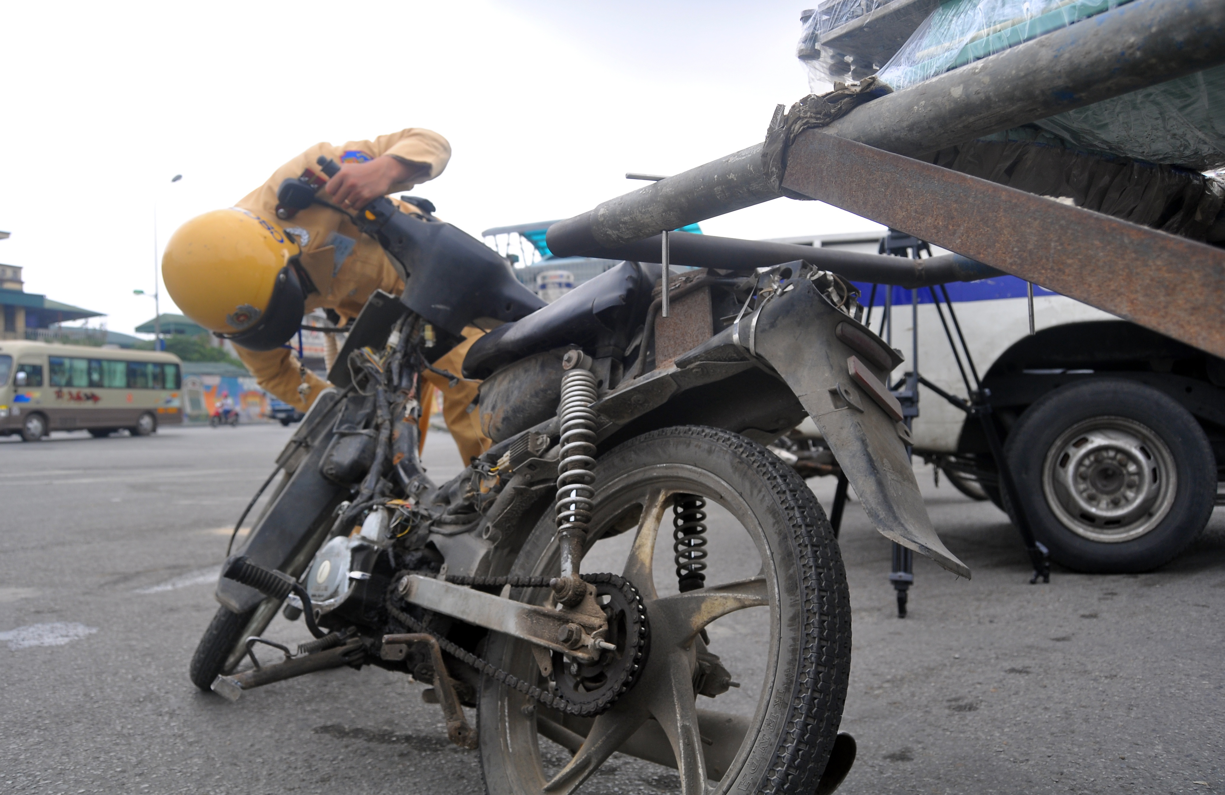 Can canh xe mu bi canh sat bat tai Ha Noi hinh anh