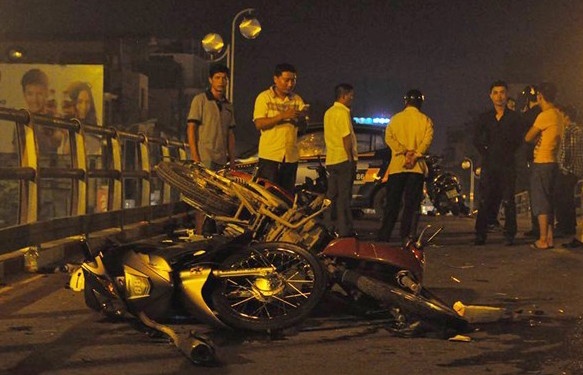 Nguoi bi hat len capo taxi o cau vuot Thai Ha noi gi? hinh anh