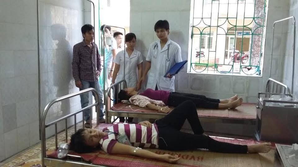 56 nu cong nhan nhap vien sau bua com trua hinh anh