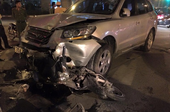 Oto truy duoi nhau, tong co gai tu vong hinh anh