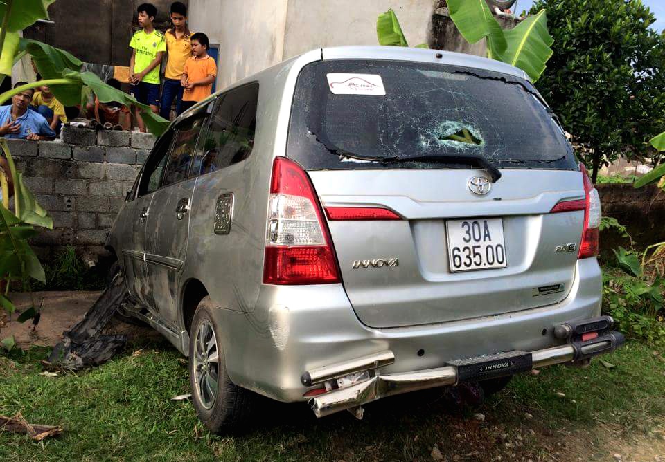 Xe Innova dam lien hoan, 8 nguoi bi thuong hinh anh