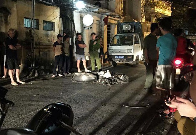 Xe hop keo le xe may, tia lua ban tung toe ra duong hinh anh