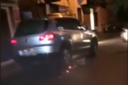 Truy duoi xe hop hat nguoi len capo, keo le xe may duoi gam hinh anh