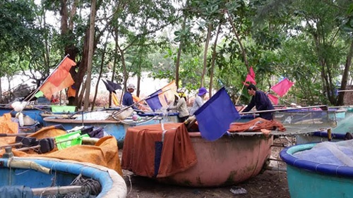 Ngư dân chuẩn bị ra khơi.