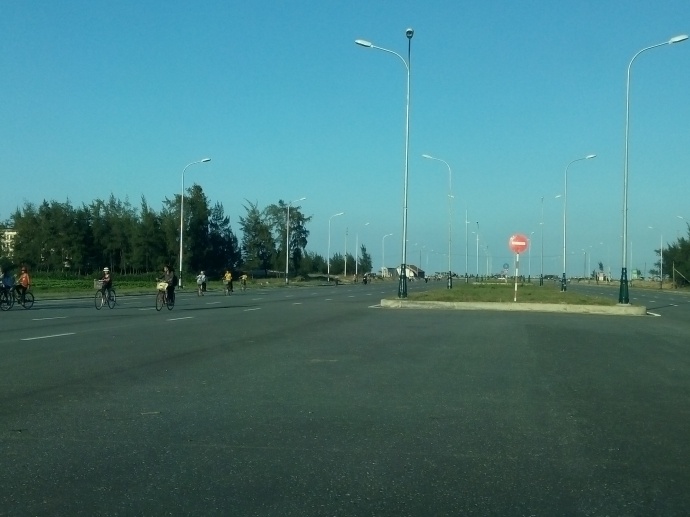 Ngày lễ 20/11, chỉ có vài từng tốp học sinh đi xe đạp qua đường 10 làn hoành tráng này.