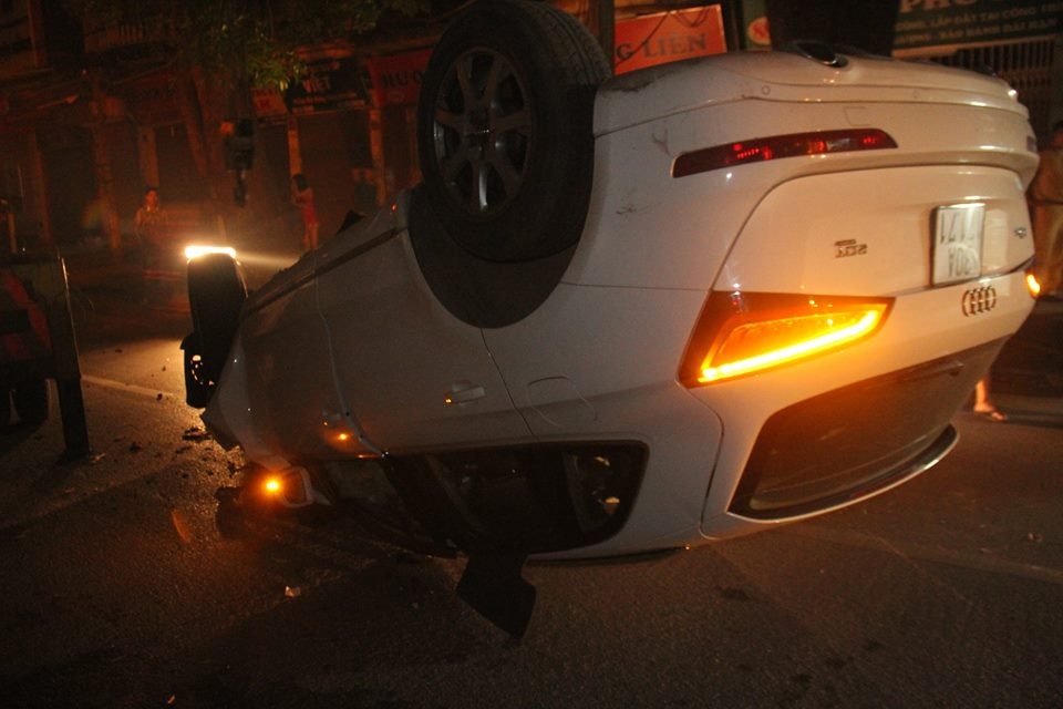 Audi Q5 cua nu tai xe lat ngua trong dem hinh anh