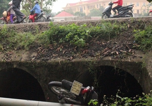 Phat hien thi the co gai cung xe may duoi muong nuoc hinh anh