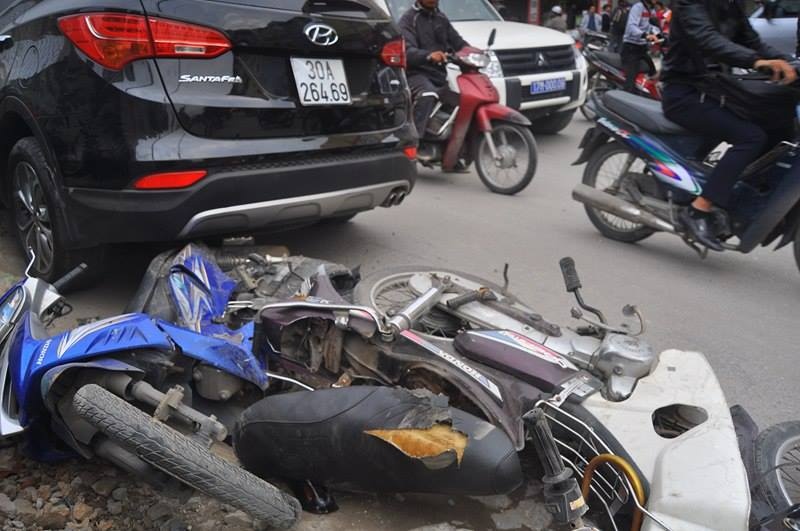 Co gai mac ket duoi gam Santafe sau tai nan lien hoan hinh anh