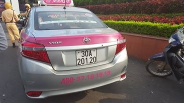 Di nguoc chieu, tai xe taxi xo xat voi CSGT hinh anh